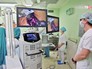 Хирурги проводят операцию Хирурги проводят операцию