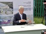 Сергей Собянин закладывает памятную капсулу в основание бассейна "Лужники" Сергей Собянин закладывает памятную капсулу в основание бассейна "Лужники"