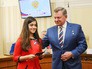 Олег Белавенцев вручает паспорта юным крымчанам Олег Белавенцев вручает паспорта юным крымчанам