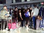 Пассажиры в аэропорту во Франции Пассажиры в аэропорту во Франции