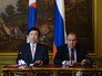 Министр иностранных дел России Сергей Лавров и министр иностранных дел Республики Корея Юн Бён Се во время встречи Министр иностранных дел России Сергей Лавров и министр иностранных дел Республики Корея Юн Бён Се во время встречи