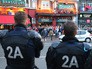 Сотрудники полиции наблюдают за болельщиками у бара на одной из улиц во французском городе Лилле Сотрудники полиции наблюдают за болельщиками у бара на одной из улиц во французском городе Лилле