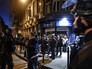 Сотрудники полиции общаются с болельщиками на одной из улиц Лилля, Франция Сотрудники полиции общаются с болельщиками на одной из улиц Лилля, Франция