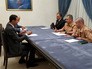 Министр обороны России Сергей Шойгу (второй справа) и президент Сирии Башар Асад (слева) во время переговоров в Сирии Министр обороны России Сергей Шойгу (второй справа) и президент Сирии Башар Асад (слева) во время переговоров в Сирии