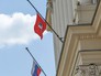 Приспущенные флаги России и Москвы на здании мэрии Приспущенные флаги России и Москвы на здании мэрии
