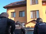 Бойцы ОМОН проводят спецоперацию Бойцы ОМОН проводят спецоперацию