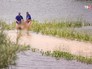 Сотрудники МЧС извлекают тело утонувшего Сотрудники МЧС извлекают тело утонувшего