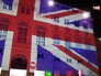Подсветка здания изображением флага Великобритании Подсветка здания изображением флага Великобритании