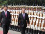 Президент России Владимир Путин и председатель КНР Си Цзиньпин на церемонии официальной встречи в Пекине Президент России Владимир Путин и председатель КНР Си Цзиньпин на церемонии официальной встречи в Пекине