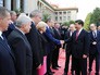 Президент России Владимир Путин и председатель КНР Си Цзиньпин во время знакомства с делегациями на церемонии официальной встречи в Пекине Президент России Владимир Путин и председатель КНР Си Цзиньпин во время знакомства с делегациями на церемонии официальной встречи в Пекине