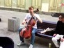 Музыкант Семен Лашкин играет на виолончели на Никольской улице Музыкант Семен Лашкин играет на виолончели на Никольской улице