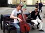 Музыкант Семен Лашкин играет на виолончели Никольской улице Музыкант Семен Лашкин играет на виолончели Никольской улице