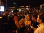 Полицейский общается с пассажирами в аэропорту Стамбула после теракта Полицейский общается с пассажирами в аэропорту Стамбула после теракта