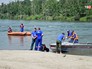 Сотрудники МЧС проводят спасательную операцию на воде Сотрудники МЧС проводят спасательную операцию на воде