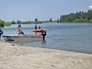 Сотрудники МЧС проводят спасательную операцию на воде Сотрудники МЧС проводят спасательную операцию на воде