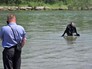 Сотрудники МЧС проводят спасательную операцию на воде Сотрудники МЧС проводят спасательную операцию на воде
