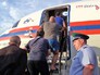 Пассажиры поднимаются на борт самолета МЧС Пассажиры поднимаются на борт самолета МЧС