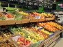 Фрукты на прилавке в супермаркете Фрукты на прилавке в супермаркете