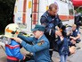 Спасатели МЧС устроили для детей "День безопасности" Спасатели МЧС устроили для детей "День безопасности"