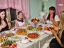 Мусульмане празднуют Ураза-байрама у кругу семьи Мусульмане празднуют Ураза-байрама у кругу семьи