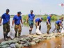 Спасатели МЧС сооружают платину в зоне паводка Спасатели МЧС сооружают платину в зоне паводка