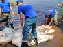 Спасатели МЧС сооружают платину в зоне паводка Спасатели МЧС сооружают платину в зоне паводка