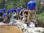 Спасатели МЧС сооружают платину в зоне паводка Спасатели МЧС сооружают платину в зоне паводка