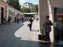 Прохожие возле станции метро "Кропоткинская" в Москве Прохожие возле станции метро "Кропоткинская" в Москве