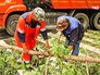 Дворники устраняют последствия грозы Дворники устраняют последствия грозы