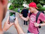 Люди играющие в Pokemon GO Люди играющие в Pokemon GO