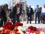 Люди несут цветы и свечи к посольству Франции Люди несут цветы и свечи к посольству Франции