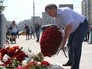 Люди несут цветы и свечи к посольству Франции Люди несут цветы и свечи к посольству Франции