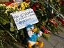 Цветы и свечи у посольства Франции в Москве Цветы и свечи у посольства Франции в Москве