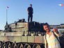 Туристы на фоне турецких военных Туристы на фоне турецких военных