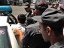 Полицейскии Армении увозят задержанного Полицейскии Армении увозят задержанного