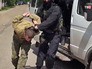 Бойцы СОБР ведут задержанного Бойцы СОБР ведут задержанного