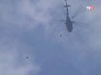 Парашютисты прыгают с вертолета Парашютисты прыгают с вертолета