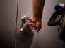 Запертая входная дверь Запертая входная дверь