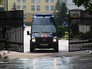 Автомобиль СКР выезжает с территории центрального офиса Федеральной таможенной службы Автомобиль СКР выезжает с территории центрального офиса Федеральной таможенной службы