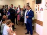 Председатель правительства РФ Дмитрий Медведев и мэр Москвы Сергей Собянин во время посещения Морозовской детской городской клинической больницы в Москве Председатель правительства РФ Дмитрий Медведев и мэр Москвы Сергей Собянин во время посещения Морозовской детской городской клинической больницы в Москве