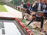 Члены олимпийской сборной России возлагают цветы к Вечному огню в Александровском саду в Москве Члены олимпийской сборной России возлагают цветы к Вечному огню в Александровском саду в Москве