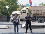 Член группы "Сасна црер" на территории захваченного полка патрульно постовой службы полиции района Эребуни в Ереване Член группы "Сасна црер" на территории захваченного полка патрульно постовой службы полиции района Эребуни в Ереване