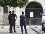Сотрудники полиции Франции во время патрулирования улицы в Сент-Этьен-дю-Рувре Сотрудники полиции Франции во время патрулирования улицы в Сент-Этьен-дю-Рувре