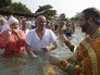 Священнослужители проводят обряд крещения верующих Священнослужители проводят обряд крещения верующих