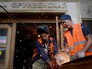 Рабочие ведут строительно-монтажные работы на станции метро "Фрунзенская" Рабочие ведут строительно-монтажные работы на станции метро "Фрунзенская"