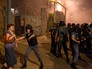 Полицейские во время столкновения с протестующими на улице близ захваченного в Ереване здания полка патрульно-постовой службы Полицейские во время столкновения с протестующими на улице близ захваченного в Ереване здания полка патрульно-постовой службы