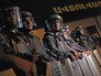 Сотрудники правоохранительных органов у захваченного здания полка полиции в Ереване Сотрудники правоохранительных органов у захваченного здания полка полиции в Ереване