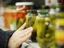 Консервированные овощи на прилавке в супермаркете Консервированные овощи на прилавке в супермаркете