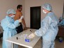 Медицинские работники проводят вакцинацию Медицинские работники проводят вакцинацию