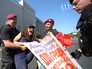 Сотрудники полиции задерживают активистку движения обманутых вкладчиков, перекрывших Крещатик в Киеве Сотрудники полиции задерживают активистку движения обманутых вкладчиков, перекрывших Крещатик в Киеве